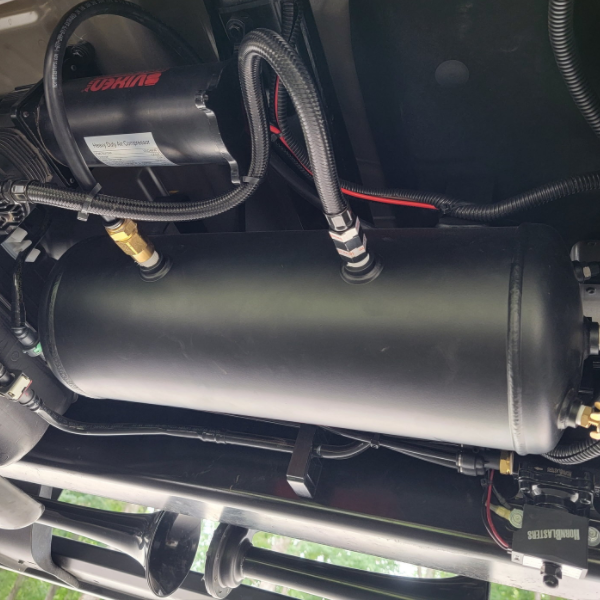 Vehicle-mounted air tank